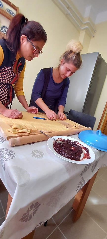 Az okoskonyha keretében lekváros derelye készítése a szülőkkel közösen.